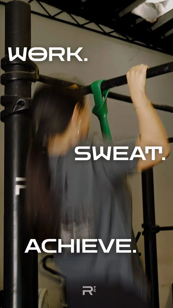 Historia de Rhino con el lema Work, Sweat, Achieve sobre una dominada